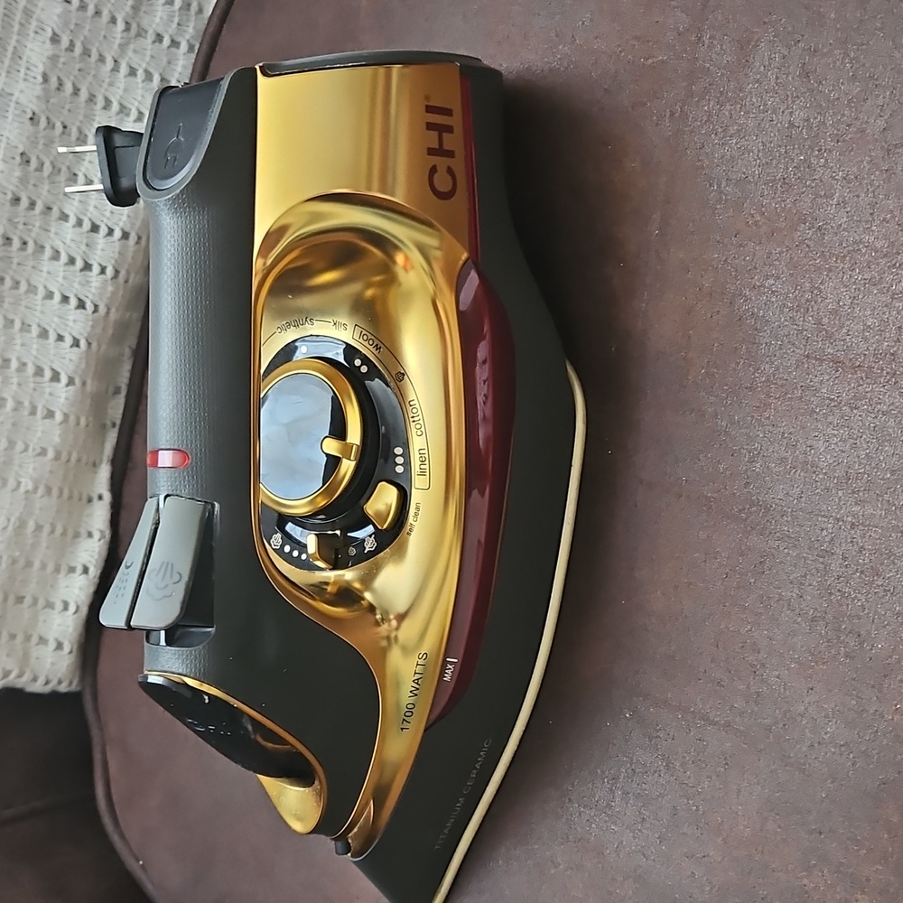 CHI Gold 1700 Watts Retractable Cord Iron